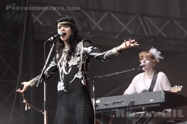 BAT FOR LASHES - 2007-08-26 - SAINT CLOUD - Domaine National - Scene de la Cascade - 